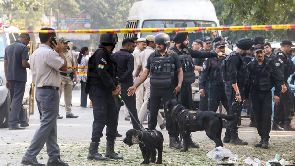 ਰੋਹਿਣੀ 'ਚ CRPF ਸਕੂਲ ਨੇੜੇ ਜ਼ੋਰਦਾਰ ਧਮਾਕਾ, ਧਮਾਕੇ ਕਾਰਨ ਆਸ-ਪਾਸ ਦੇ ਘਰਾਂ ਦੇ ਸ਼ੀਸ਼ੇ ਟੁੱਟ ਗਏ।